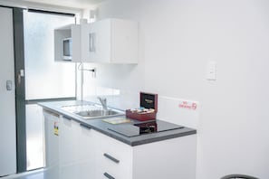 Minikøleskab, mikrobølgeovn, elkedel, brødrister