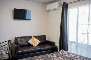 Televisi layar datar 32-inci dengan saluran TV digital dan TV