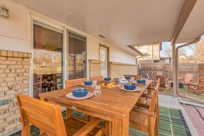 Outdoor dining - Cozy Arvada Escape With Backyard, Near Denver (Arvada)
