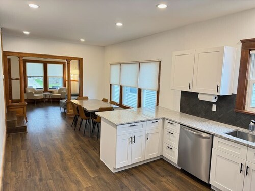 Chic Remodel Sleep 8  Walk to Bars/Food, 10 min to DT