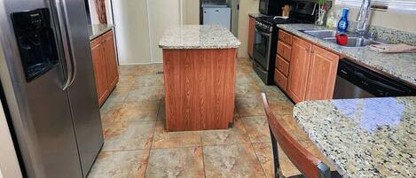 Geladeira, micro-ondas, fogão, cooktop