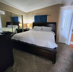 3 bedrooms, desk, WiFi, bed sheets