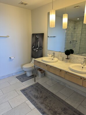 Shower, towels, toilet paper - Modern and Sleek High Rise Walking Distance to Allegiant and LV Strip! (Las Vegas)