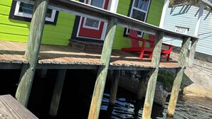 A green building with a dock extending into the water. - Nauti Hookers, deep water access in Steinhatchee with a boat slip, cold AC, WiFi (Steinhatchee)