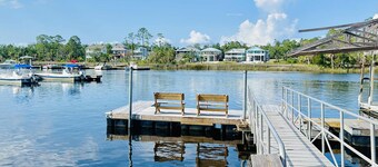 Nauti Hookers, deep water access in Steinhatchee with a boat slip, cold AC, WiFi