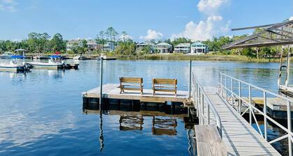 Nauti Hookers, deep water access in Steinhatchee with a boat slip, cold AC, WiFi