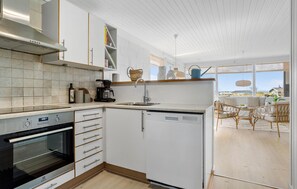 Kjøleskap, kokeplater, oppvaskmaskin og kaffetrakter/tekoker