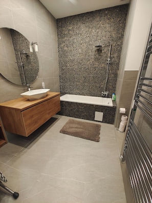 Kostenlose Toilettenartikel, Haartrockner, Handtücher, Seife