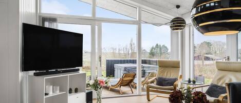 Smart-tv och ett bordtennisbord