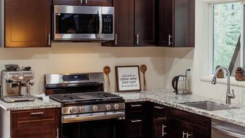 Geladeira, micro-ondas, fogão, cooktop