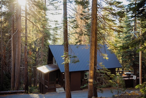 Spacious 6-Bedroom Tahoe Cabin, 9 minutes to Sierra Ski Resort! Mountain Views