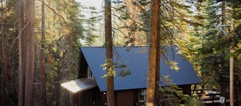 Spacious 6-Bedroom Tahoe Cabin, 9 minutes to Sierra Ski Resort! Mountain Views
