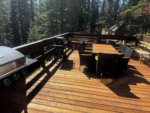 Spacious 6-Bedroom Tahoe Cabin, 9 minutes to Sierra Ski Resort! Mountain Views