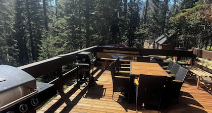 Spacious 6-Bedroom Tahoe Cabin, 9 minutes to Sierra Ski Resort! Mountain Views