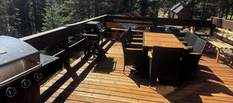 Spacious 6-Bedroom Tahoe Cabin, 9 minutes to Sierra Ski Resort! Mountain Views