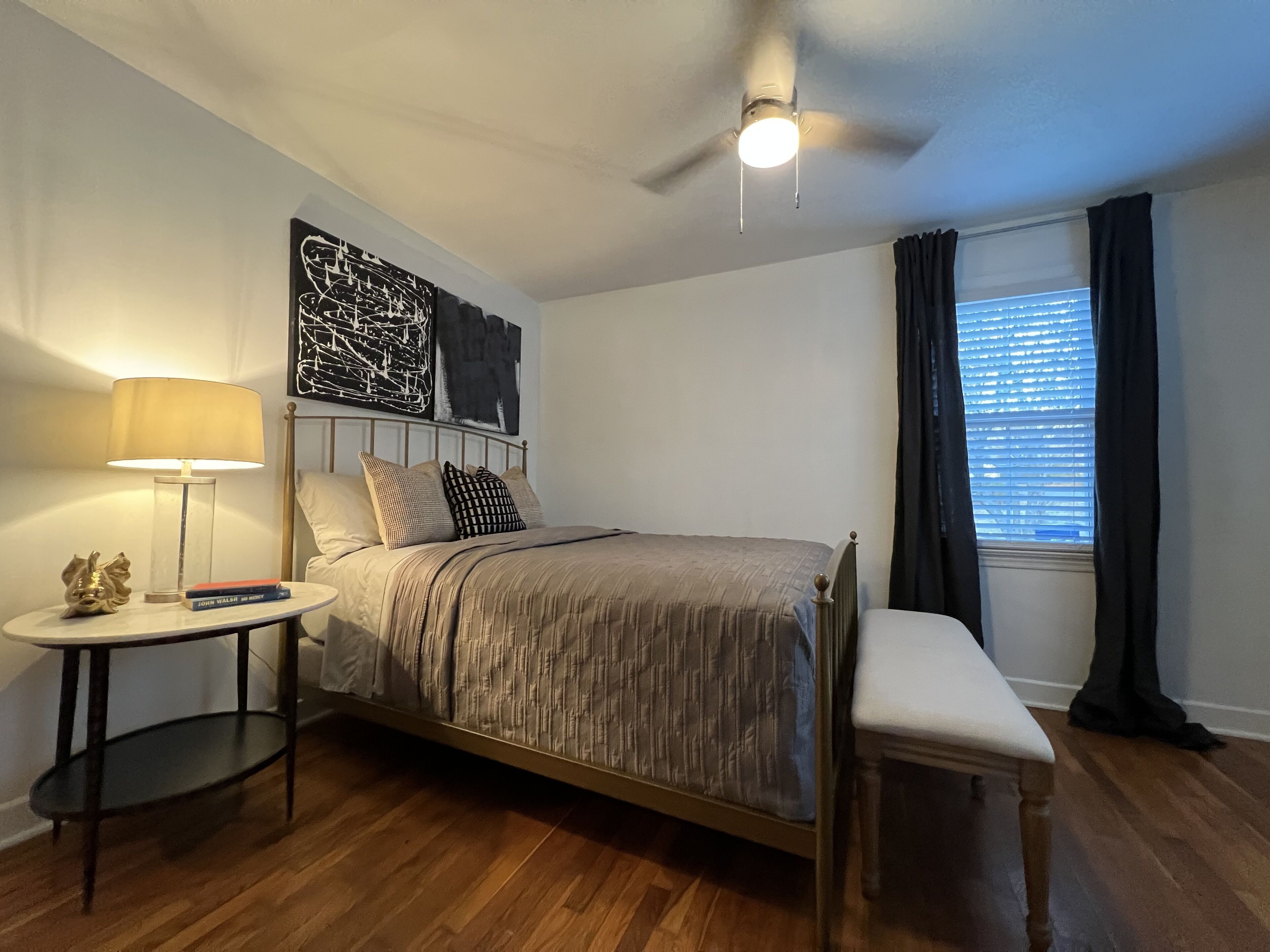 2 chambres, bureau, fer et planche à repasser, accès au Wi-Fi (inclus)