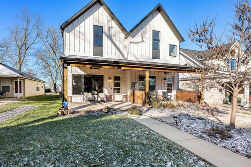 Modern Bentonville farmhouse townhome-3BR/3BA sleeps 6. Walk, bike or drive to Downtown Bentonville!