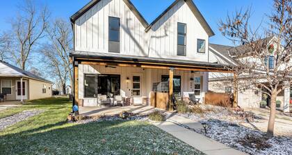 Modern Bentonville farmhouse townhome-3BR/3BA sleeps 6. Walk, bike or drive to Downtown Bentonville!