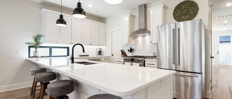 Frigorifero, microonde, forno, piano cottura