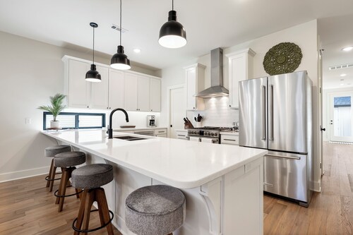 Modern Bentonville farmhouse townhome-3BR/3BA sleeps 6. Walk, bike or drive to Downtown Bentonville!