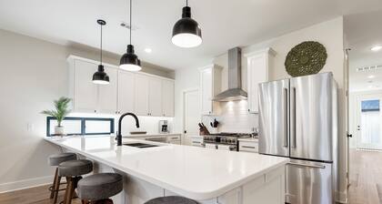 Modern Bentonville farmhouse townhome-3BR/3BA sleeps 6. Walk, bike or drive to Downtown Bentonville!