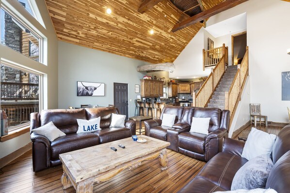 TV, fireplace - Scenic Table Rock Shoreline w/ Access, Free Daily Tickets & Shared Amenities (Branson)