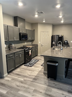 Fridge, microwave, oven, stovetop - Stylish, sophisticated, relaxing desert oasis (Las Vegas)