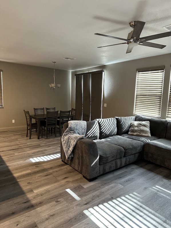 Smart TV - Stylish, sophisticated, relaxing desert oasis (Las Vegas)