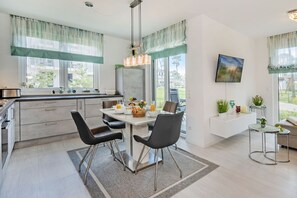 Dining - Ferienwohnung Haff Idyll - Hochwertiges Appartement in Ruhiger Lage, mit Terrasse,kostenfreier Sauna (Zirchow)