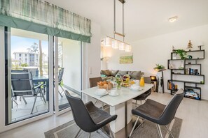 Dining - Ferienwohnung Haff Idyll - Hochwertiges Appartement in Ruhiger Lage, mit Terrasse,kostenfreier Sauna (Zirchow)