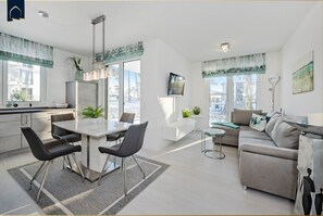 TV, tavolo da ping pong, impianto stereo