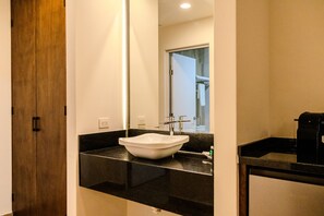 Ilmaiset hygieniatuotteet, hiustenkuivaaja