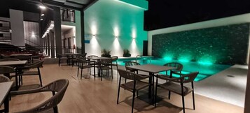 Una piscina al aire libre