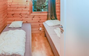 3 bedrooms, travel crib, free WiFi, bed sheets