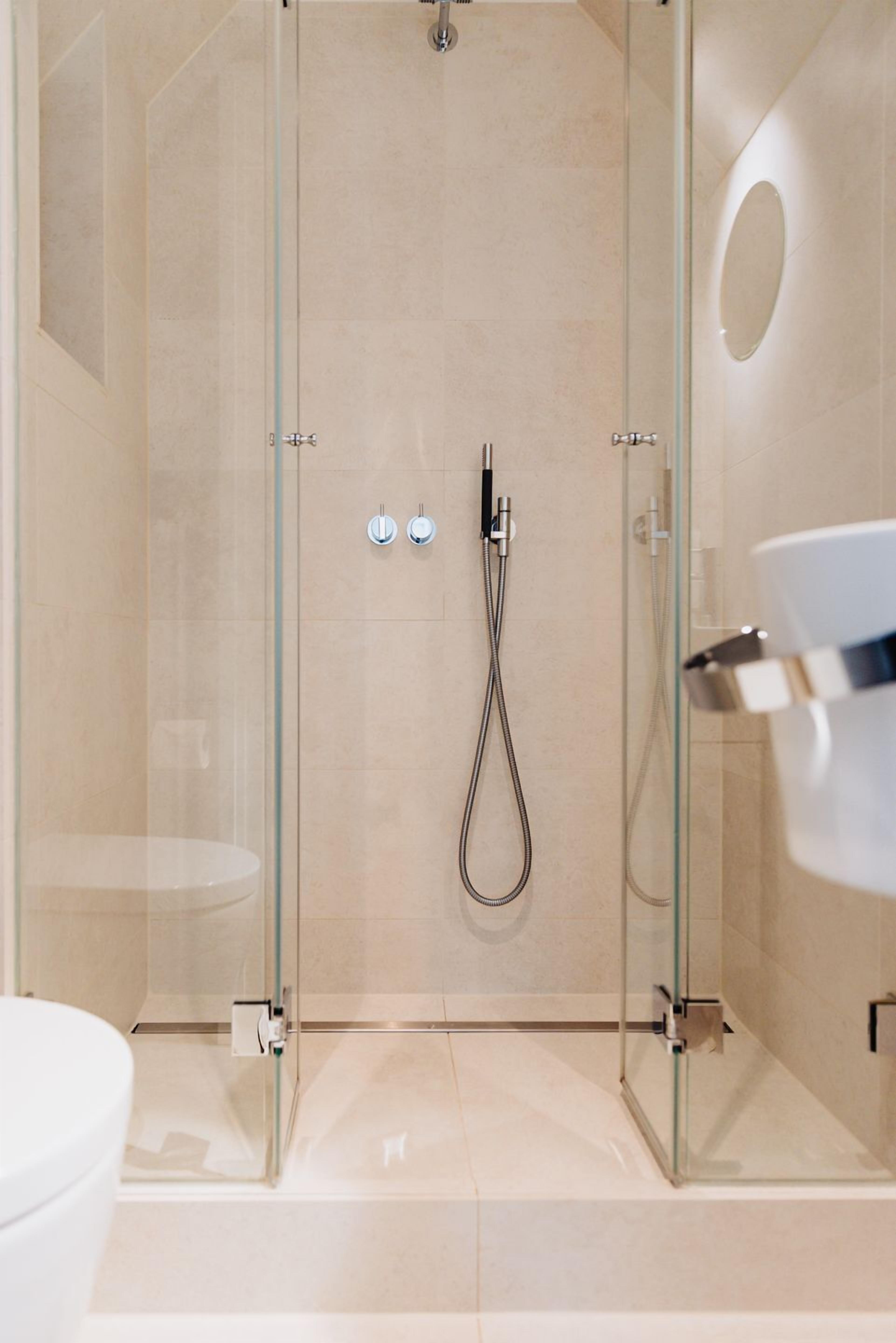 Regadera, amenidades de baño gratuitas, secadora de cabello, jabón 