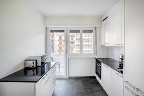 Kühlschrank, Mikrowelle, Ofen, Herdplatte