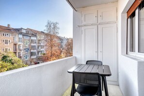 Outdoor dining - Sweet Iselin 2BR w/ Private W/D, 1 min to Market, by Blueground (Basel)