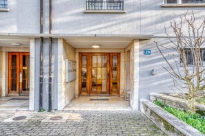 Exterior detail - Sweet Iselin 2BR w/ Private W/D, 1 min to Market, by Blueground (Basel)