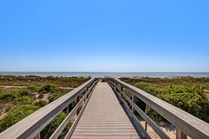 På stranden