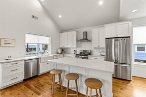 Fridge, microwave, oven, stovetop - Sea La Vie - A Stunning Beach Retreat! (Jamaica Beach)