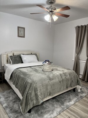 4 bedrooms, desk, iron/ironing board, travel cot