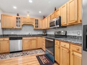 Kjøleskap, mikrobølgeovn, ovn og kokeplater