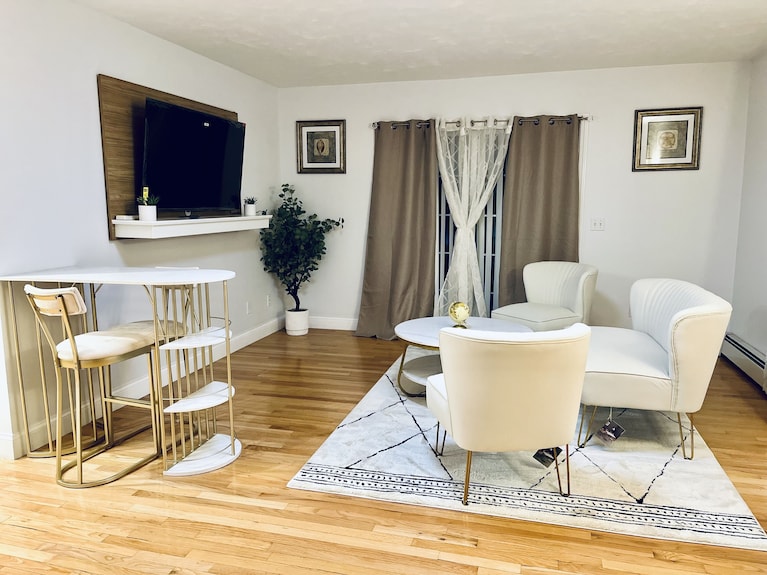 Beautiful Two-story Home Close To Downtown Worcester 5beds-4bedroom - Worcester
