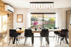 Villa | Spiseområde på rommet