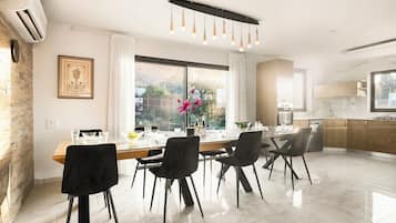 Villa | In-room dining