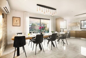 Villa | Spiseområde på rommet