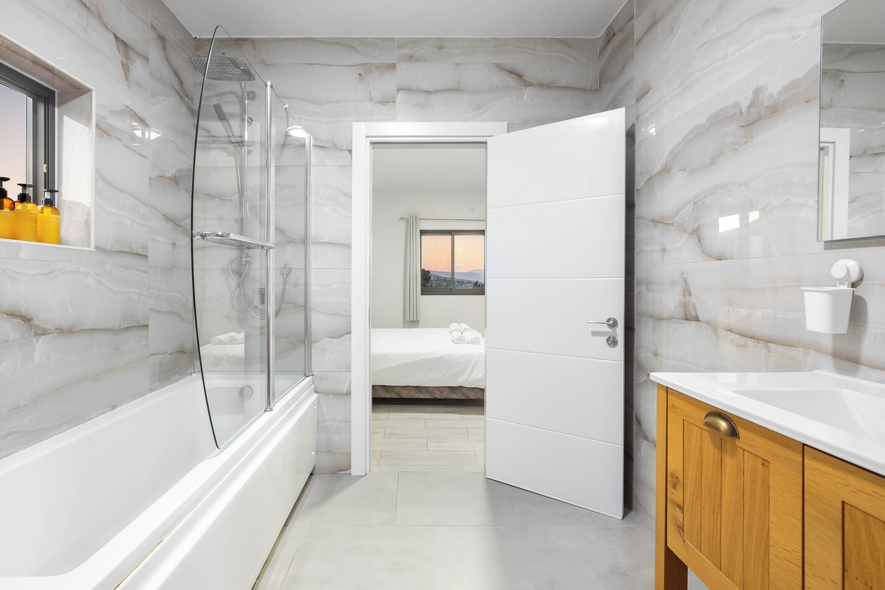 Villa | Bathroom | Combined shower/bathtub, jetted bath, free toiletries, hair dryer