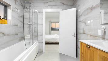 Villa | Bathroom | Combined shower/bathtub, jetted bath, free toiletries, hair dryer