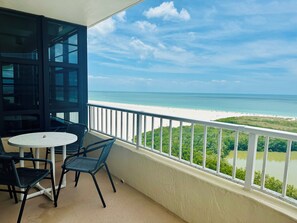 Outdoor dining - Seaview on Marco, beachfront 2 bed/2 bath unit with amazing views from each room (Marco Island)