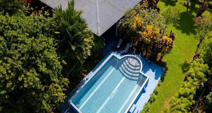 Peaceful place with 5 rooms Swimming pool equipped kitchen secured gated